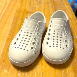 Toddlers size 7 white Native Jefferson’s.